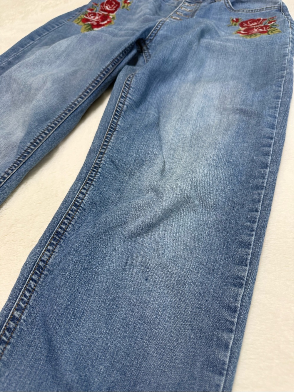 Embroidered Rose High-Rise Womenβs Jeans Blue - Picture 4 of 9